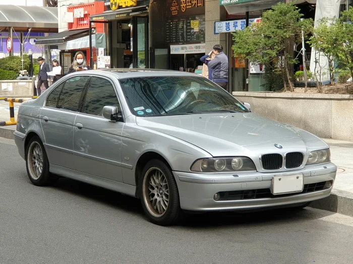 BMW 530i po liftingu z 2000 roku, w kolorze Titanium Silver — najmocniejsza wolnossąca szóstka w odświeżonej gamie E39.