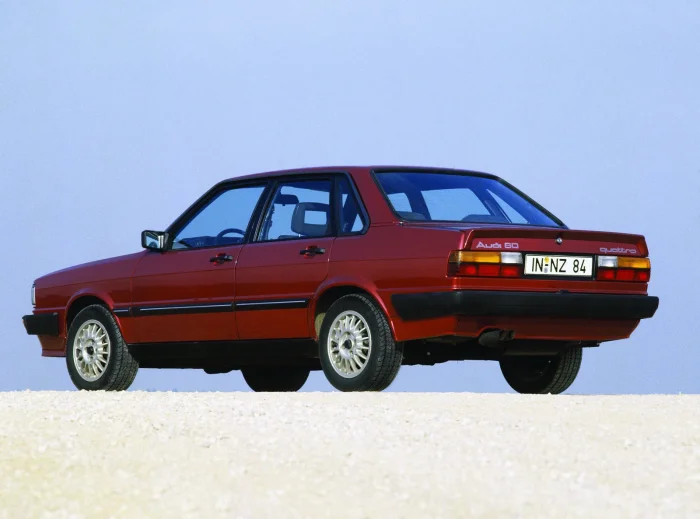 Audi 80 quattro — pierwsza europejska limuzyna klasy średniej ze stałym napędem na cztery koła. Rajdowa technika w nadwoziu rodzinnego sedana.