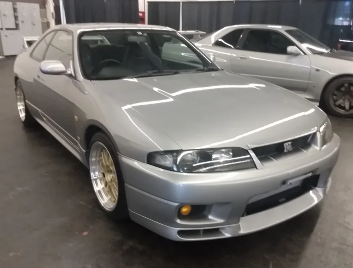 R33 urósł wobec poprzednika: rozstaw osi o 105 mm, długość o 130 mm, masa ponad 1530 kg. Sprzedawał się przy tym gorzej — 16 668 GT-R-ów wobec 43 937 w generacji R32.