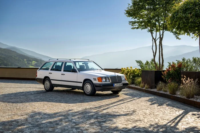 Sesja heritage z 2023 roku — 124 sfotografowany już nie jako produkt, lecz jako dziedzictwo. To kadr, który najlepiej domyka pytanie o status: auto, które kiedyś było zwykłym Mercedesem, dziś pozuje jak klasyk. Bo nim się staje na naszych oczach.