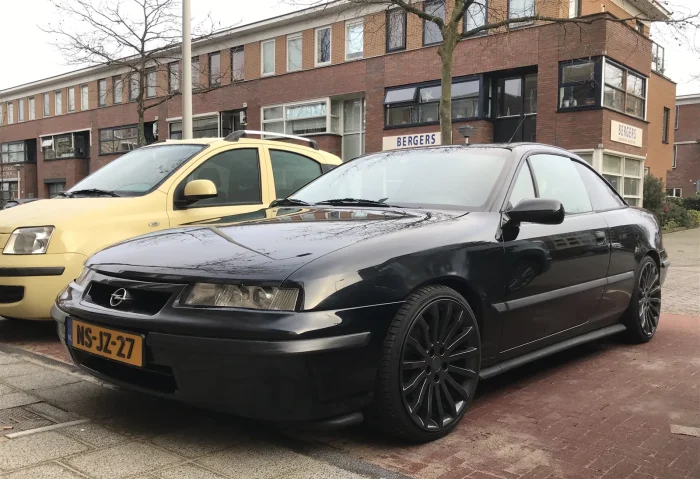 Pod tą samą opływową bryłą Opel oferował wszystko: od spokojnej dwulitrówki 115 KM po turbo 204 KM z napędem na obie osie. Z zewnątrz wersje różniły się detalami.