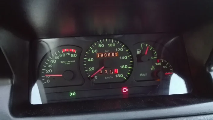 Zegary Sportinga: prędkościomierz do 180 km/h i obrotomierz, którego bazowe wersje nigdy nie dostały. Drobiazg, a zmieniał charakter auta. *fot. Denis69460 / Wikimedia Commons, CC BY-SA 4.0*