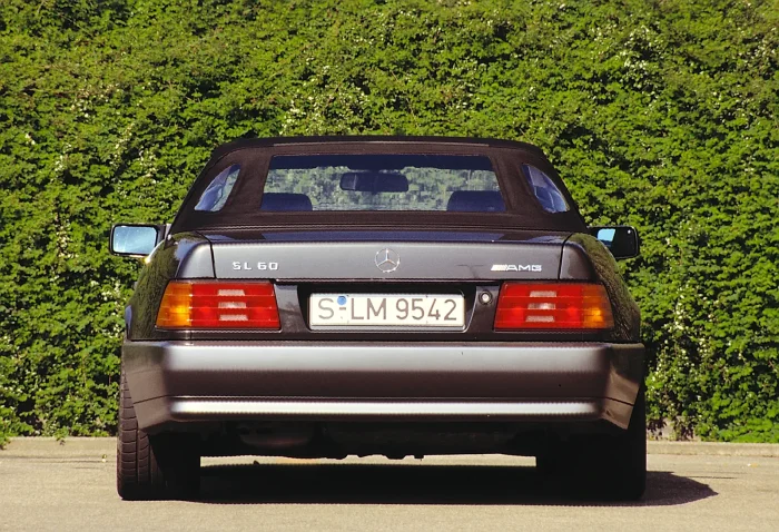 SL 60 AMG z 1994 roku — sześciolitrowa wersja R129 zbudowana na bazie M119. Jedna z pierwszych wersji AMG dostępnych przez oficjalną sieć Mercedes-Benz.