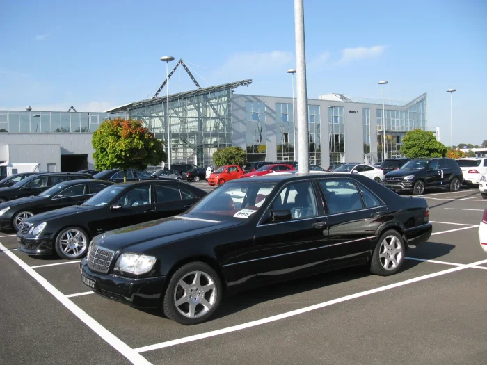 W140 na parkingu zakładu Brabusa w Bottrop. Tuner z Zagłębia Ruhry zrobił z limuzyny pocisk — z siedmiolitrową dwunastką 7.3 S na szczycie oferty.