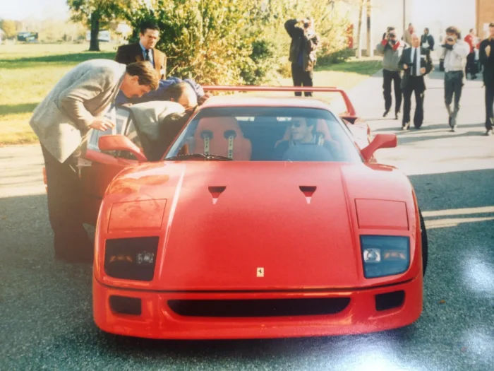 Listopad 1987, prezentacja F40 z udziałem prasy i fotografów — kilka miesięcy po premierze i niecały rok przed śmiercią Enzo Ferrariego. Ostatni samochód, który stary Commendatore zdążył zatwierdzić.