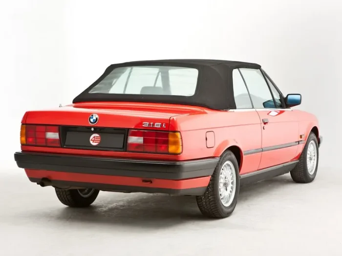 318i weszło do gamy cabrio dopiero w 1990 roku, jako wersja najtańsza i najmłodsza. Powstało go 24 708 egzemplarzy — najmniej ze wszystkich trzech odmian silnikowych.