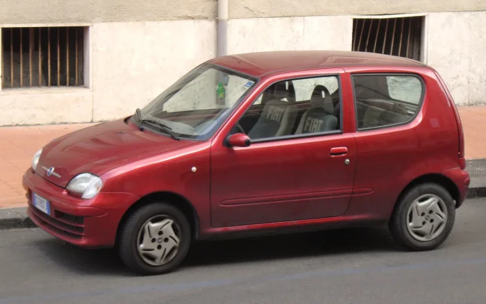 Rdza atakuje progi, dolne partie nadkoli i krawędzie drzwi, a najgroźniej metalowy zbiornik paliwa. Z boku najłatwiej ocenić, ile korozja zdążyła już zabrać.