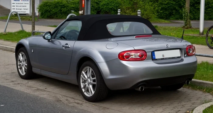 Tył tej samej NC. W używanej MX-5 to nie licznik, lecz blacha decyduje o zakupie — progi, nadkola i rama podłogi kosztują więcej niż cała reszta razem wzięta.
