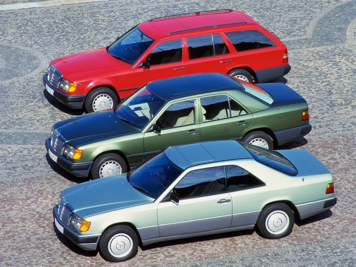 Coupé C124 z 1987 roku — nadwozie bez słupka B. Po opuszczeniu obu szyb bocznych między nimi nie ma żadnej pionowej belki, zostaje czysty, nieprzerwany prześwit. Dziś to jedna z najbardziej cenionych cech wizualnych całej rodziny — i jeden z powodów, dla 