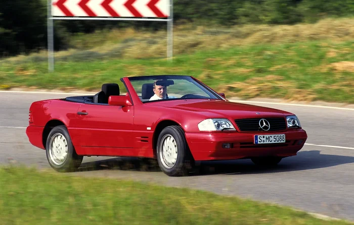 SL 500 po pierwszym faceliftcie z 1995 roku. Wizualnie różnica wobec pre-Mopf minimalna, technicznie — wprowadzenie ESP, BAS i skrzyni 722.6 zmieniło charakter auta.