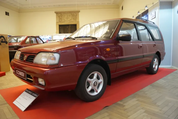 Polonez Kombi ze zbiorów Muzeum Techniki. Wersja kombi nigdy nie weszła do wielkiej serii, a mimo to właśnie niebieski egzemplarz Kombi 22 kwietnia 2002 roku zamknął historię modelu.