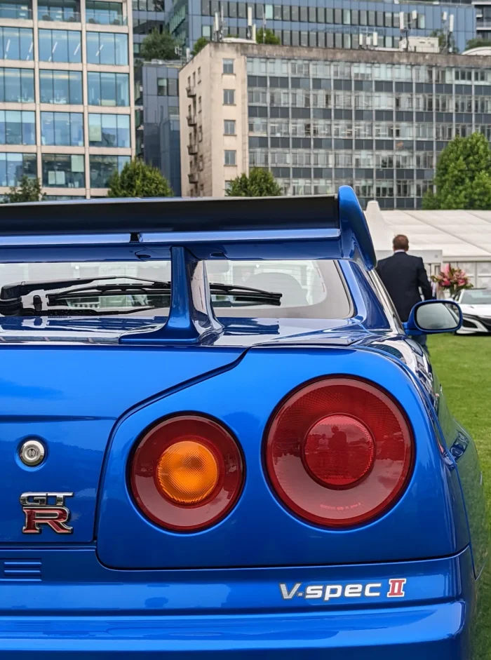 Cztery okrągłe lampy to znak firmowy Skyline'a, ale przy zakupie rozstrzyga co innego — kod nadwozia z tabliczki znamionowej. GT-R zaczyna go od członu BNR34, a tańszy 25GT-T od ER34.
