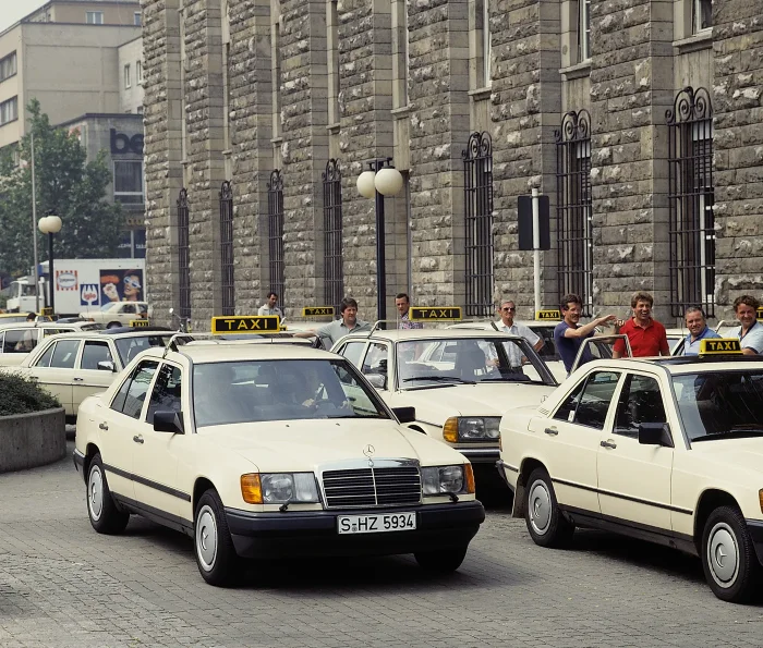 Sedan W124 z 1987 roku — fundament całej rodziny i nadwozie, w którym powstało osiem na dziesięć egzemplarzy typoszeregu. Trzybryłowa, kanciasta sylwetka to twarz, jaką większość ludzi widzi, gdy pada nazwa modelu. Najmniej efektowny wybór, a zarazem najr