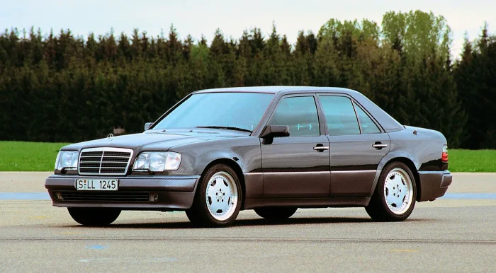 E60 AMG z 1993 roku — fabryczny szczyt gamy z silnikiem M119 rozwierconym do niemal sześciu litrów i mocą 381 koni. Tu zaczyna się słynne zamieszanie z liczbami: 45 kompletnych konwersji fabrycznych to nie to samo co 148 aut z pakietem AMG. A żadne z nich
