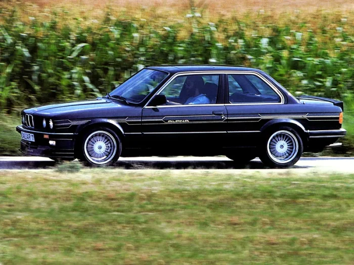 Alpina C2 2.7 — czarny lakier i złote paski z Buchloe. W odmianie bez katalizatora oddawała 210 KM i była swego czasu najszybszą E30 na rynku.