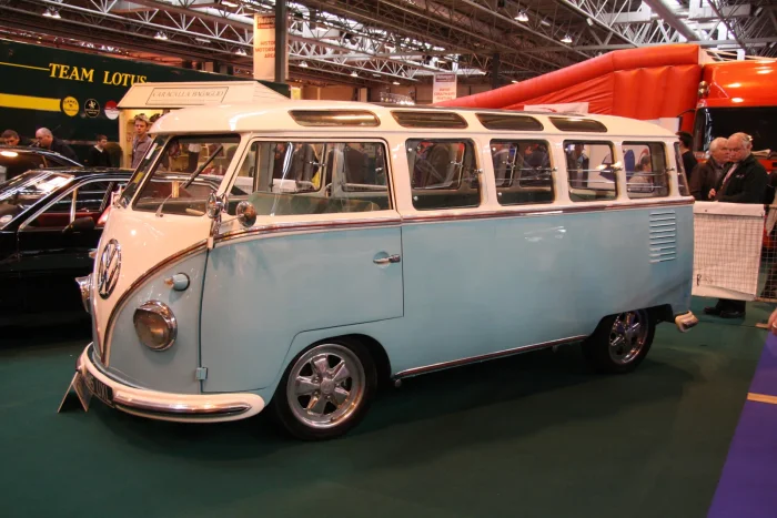 Samba z 1958 roku — najbardziej wystawna wersja pierwszej generacji, z dwuczęściową szybą i charakterystycznym rzędem okienek dachowych. Dziś najdroższy kąsek wśród klasycznych busów Volkswagena.