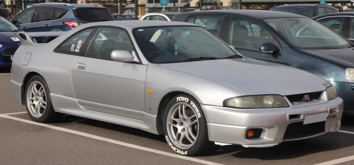 Oficjalny import brytyjski ruszył dopiero w 1997 roku i dotyczył właśnie R33. Na Wyspy pojechało 97 sztuk w wersji V-Spec, wprowadzonych na rynek procedurą Single Vehicle Approval.