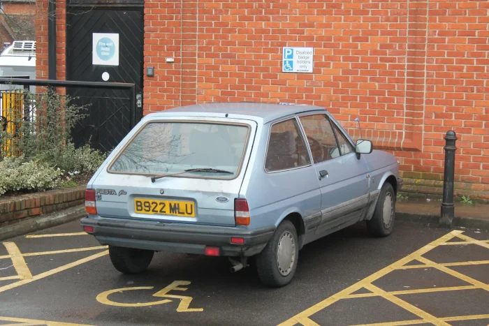 Fiesta Mk2 w topowej wersji Ghia. Nadwozie zostało to samo, przód narysowano na nowo — a napis na klapie robił różnicę w cenniku.
