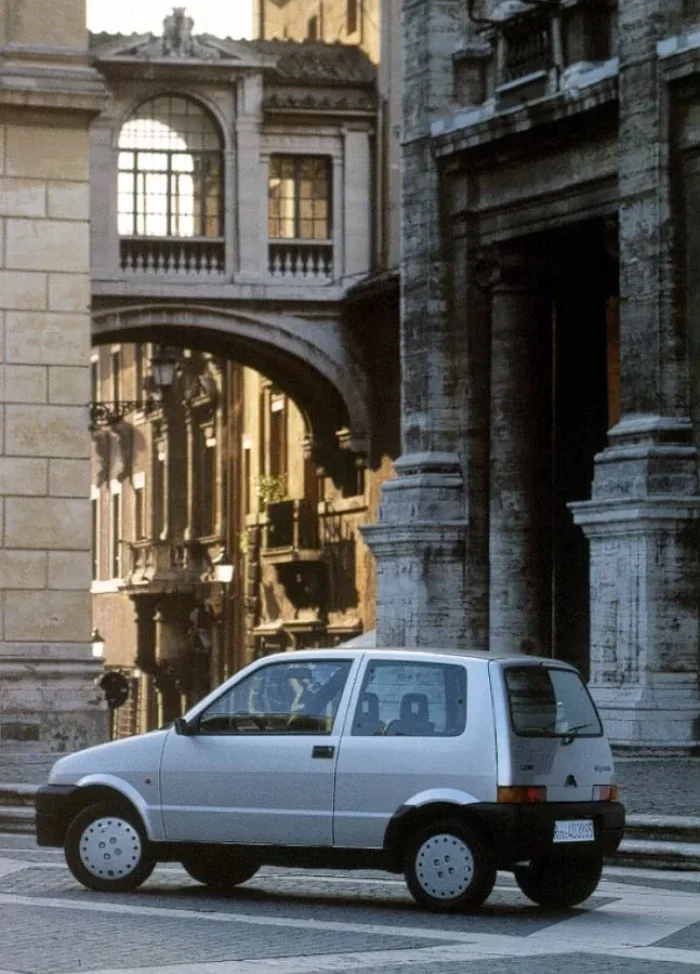 Cinquecento na tle rzymskiej architektury w sesji prasowej Fiata. To właśnie w Rzymie odbyła się światowa premiera auta produkowanego wyłącznie w Tychach. *fot. Stellantis Heritage / archiwum Fiata*