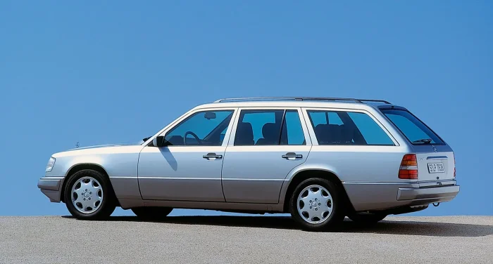 Kombi S124 z 1993 roku — wersja E280, czyli dokładnie to wcielenie 124, które najlepiej pasuje do roli codziennego konia roboczego. Tę samą sylwetkę widuje się dziś pod marketami i na podjazdach domów jednorodzinnych, trzydzieści lat po premierze. Auto, k
