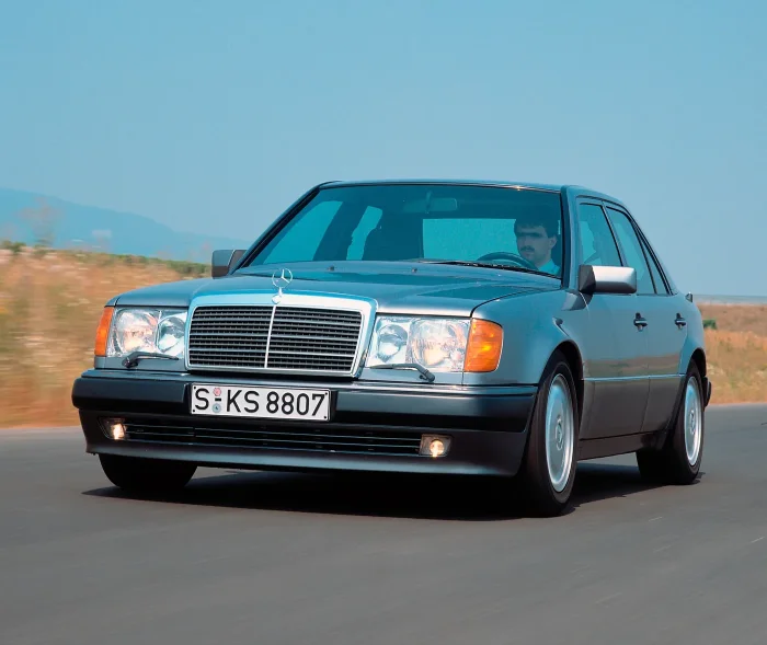 Wczesny 500E z 1990 roku — wybrzuszone nadkola widać tu wyraźnie z boku. To nie stylizacja, lecz konieczność: pod tymi błotnikami kryje się szerszy o 56 milimetrów rozstaw kół, którego zwykłe nadwozie 124 nie pomieściło. Każdą taką karoserię składano u Po