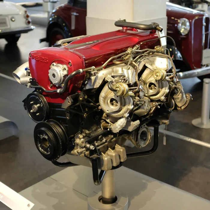 Dwie turbosprężarki T25 pracujące równolegle, przy ciśnieniu rzędu 0,7 bara. Pojemność 2568 cm³ wybrano z kalkulatorem nad regulaminem: po przeliczniku dla silników doładowanych auto trafiało do klasy 4500 cm³ Grupy A.