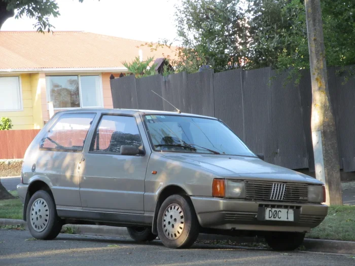 Trzydrzwiowe Uno pierwszej serii u schylku swojej ery, tuz przed liftingiem z 1989 roku. Wlasnie takich egzemplarzy — tanich i masowych — rdza pochlonela najwiecej.
