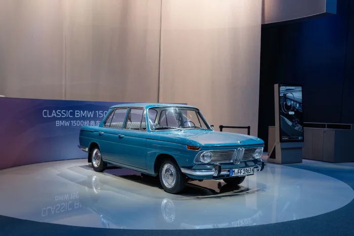 BMW 1500 na wystawie Classic — jasnoniebieski egzemplarz na podeście, napis Classic BMW 1500