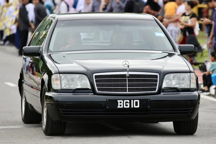 W140 w rządowym orszaku. Limuzyny tej generacji woziły kanclerza Kohla, koronowane głowy i pół dyplomatycznego świata — długo po zakończeniu produkcji.
