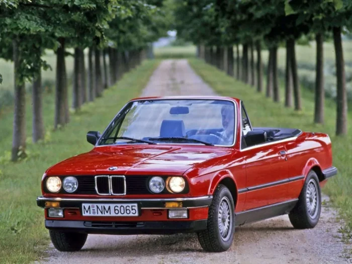 Na premierę we wrześniu 1985 roku BMW miało dla cabrio jeden silnik: 2,5-litrową szóstkę M20B25 o mocy 170 KM. Przez całe osiem lat produkcji 325i pozostało najlepiej sprzedającą się otwartą trójką.