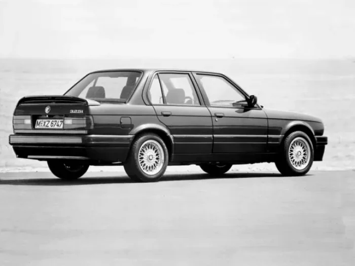 Emblemat 325i na klapie: 171 KM z szóstki M20B25, najczęściej wskazywany złoty środek gamy. Przy zakupie i tak najpierw pyta się o historię wymian paska rozrządu.