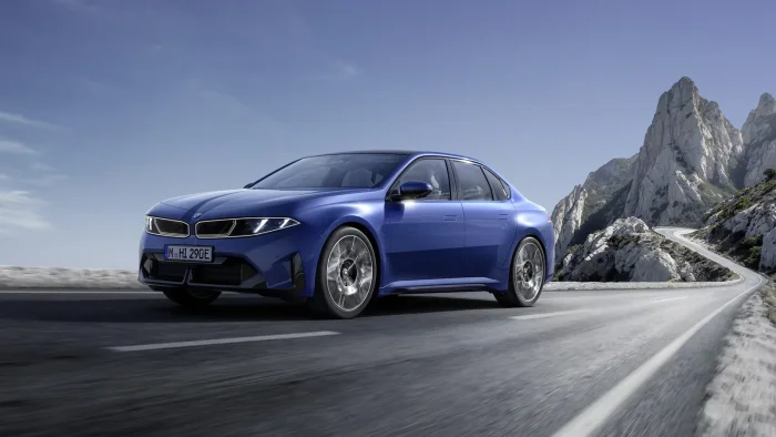 Nowe BMW i3 Neue Klasse na górskiej drodze. Ten sam format co oryginał z 1962 roku: sportowy sedan klasy średniej