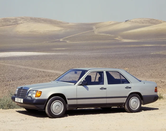 Sedan 300E z 1984 roku — twarz całego typoszeregu i pierwsze, co świat zobaczył na premierze w Sewilli. Kanciasta, geometryczna bryła Bruna Sacco miała się nie starzeć i dotrzymała słowa. To nie „beczka