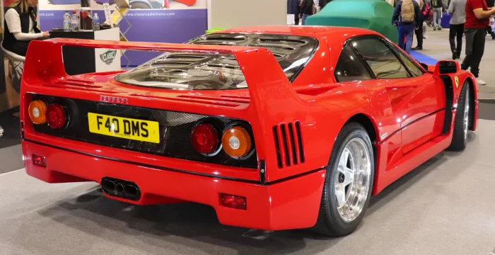 Tył F40 zdominowany przez wielkie tylne skrzydło i ażurową pokrywę odsłaniającą silnik. Pod nią 2,9-litrowe V8 z dwiema turbosprężarkami. Nic tu nie udaje — to widok maszyny do jednego zadania.