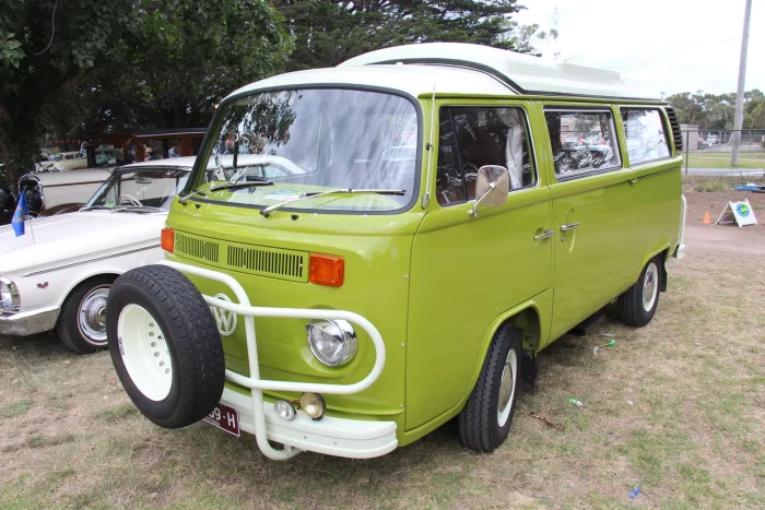 Dom na kółkach. Kamper Westfalia na bazie drugiej generacji — z podnoszonym dachem i kuchnią na pokładzie — zawiózł całe pokolenie na plaże i festiwale.