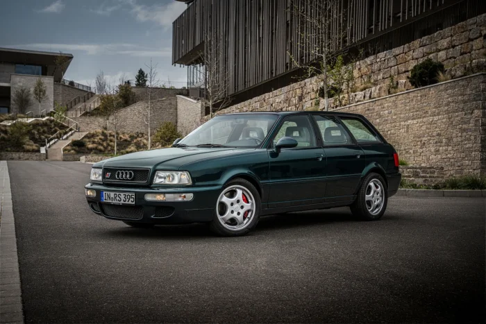 RS2 Avant powstawało w fabryce Porsche w Zuffenhausen — 2 891 sztuk, a na listwach progowych każdego widnieje napis PORSCHE.