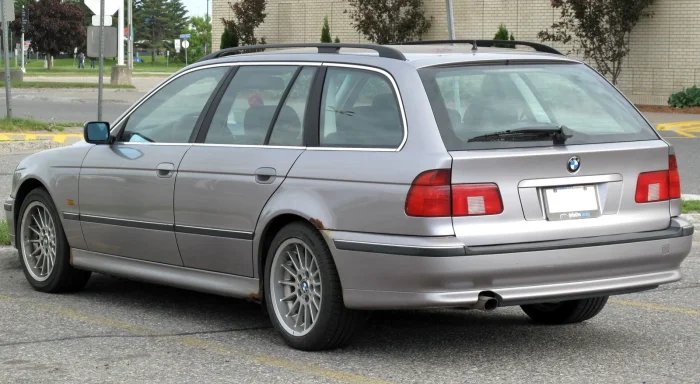 Touring E39 w ciemnym lakierze na parkingu klasyków — na rynku wtórnym to nadwozie jest dziś wyraźnie rzadsze od sedana.