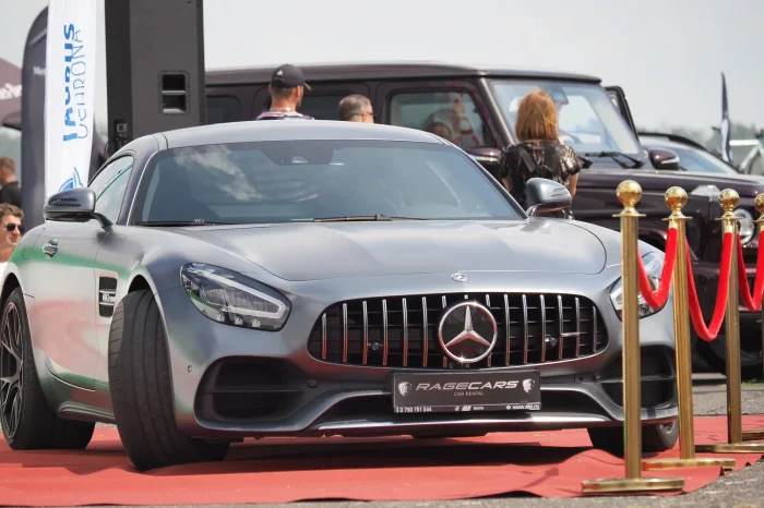 Współczesny Mercedes-AMG GT na wydzielonej ekspozycji — między stuletnimi klasykami a najnowszą gamą rozpięło się całe »od 1886 do dziś«.