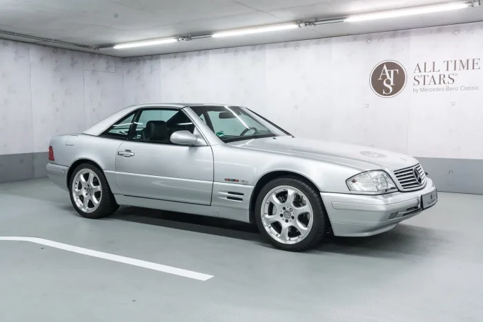 Na zdjęciu — wersja specjalna 320 SL Mille Miglia Edition z 2000 roku, jedna z limitowanej serii. Zwykły SL 320 wyglądał identycznie z wyjątkiem oznaczeń i wyposażenia.