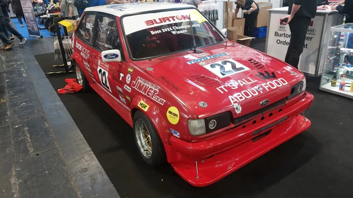 Wyścigowa Fiesta Mk2 na targach motoryzacyjnych. Scena małych Fordów żyje do dziś — od zlotów po tory.