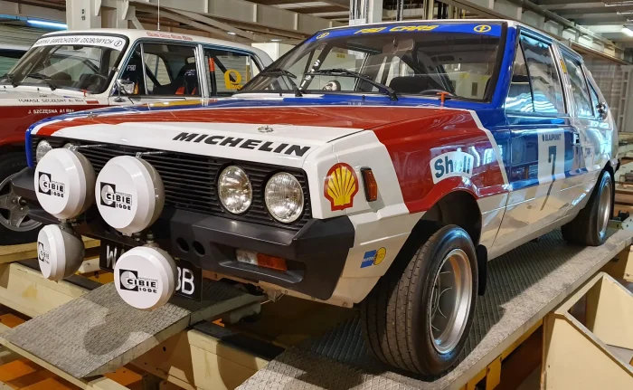 Polonez Coupé 1600 w rajdowym malowaniu. Wyczynowe Polonezy budowały wyspecjalizowane komórki FSO Sport i OBRSO — do salonów nigdy nie trafiły.