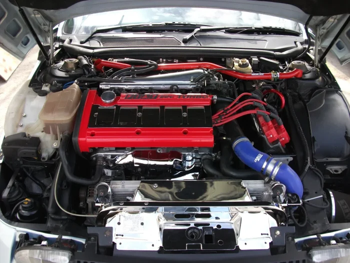 Pięć cylindrów pod maską flagowej wersji — 2.0 20V Turbo oddawało 220 KM i charakterystyczny, nierówny warkot.