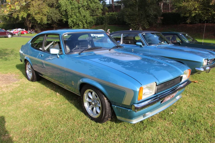 Ford Capri Mk2 w sportowej odmianie S — drugą generację poznasz po pojedynczych okrągłych reflektorach i kanciastym nadwoziu. Zdrowy, zadbany egzemplarz dziś trzeba tropić miesiącami.