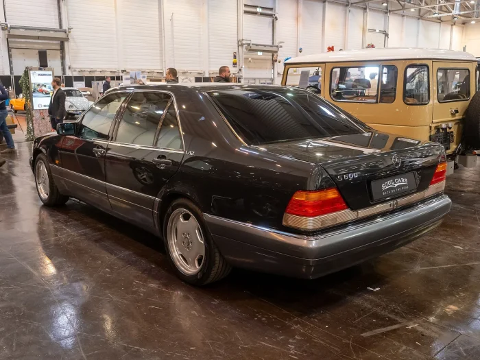 S 600, czyli „szejseta”. Dwanaście cylindrów i badge, który w latach 90. mówił więcej niż niejedna wizytówka.