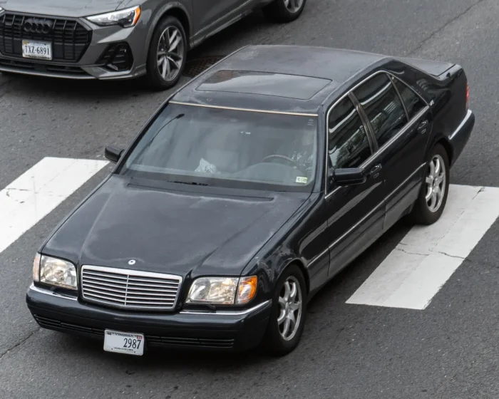 S 600 z góry: proporcje, które w 1991 roku szokowały. Pod maską efekt wyścigu zbrojeń z BMW — pierwsza seryjna dwunastka Mercedesa.