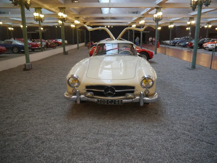 300 SL w muzealnej gablocie w Miluzie. Dziś skrzydlaka najłatwiej zobaczyć na wystawie albo na aukcji — nie na drodze.