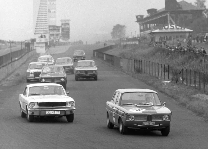 BMW 1800 TI wyprzedza Forda Mustanga na Nürburgringu. Sedan klasy średniej, który bił się z muscle carami