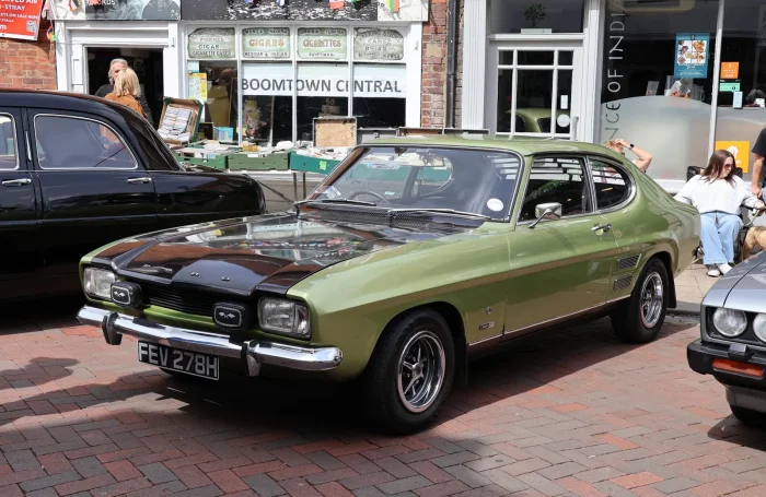 Ford Capri Mk1 1600 GT — brytyjska tablica z rocznika 1969/70, czyli z czasów premiery. Pod efektowną blachą krył się osprzęt zwykłej Cortiny: klient płacił za wygląd, nie za technikę.