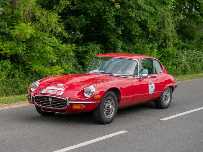 Series 3 na finał dostał widlaste V12 5,3 l, szersze nadwozie i charakterystyczną kratę wlotu — E-Type zmienił się w dostojny samochód podróżny.