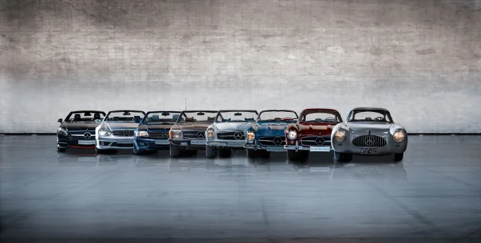 Rodzina SL od wyścigowego 300 SL z 1952 roku po R230 z początku XXI wieku — R129 stoi tu między długowiecznym R107 a erą składanego twardego dachu.